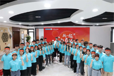 学市场,广东岭南现代技师学院市场营销企业课堂实训!